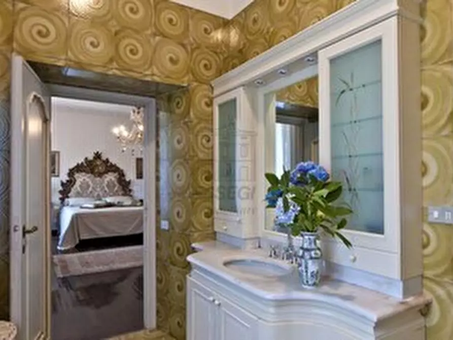 Immagine 16 di Villa in vendita  in Viale Umberto I 148 a Bagni Di Lucca