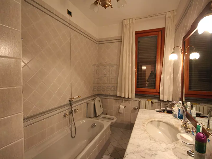 Immagine 25 di Villa in vendita  in via delle foreste a Lucca