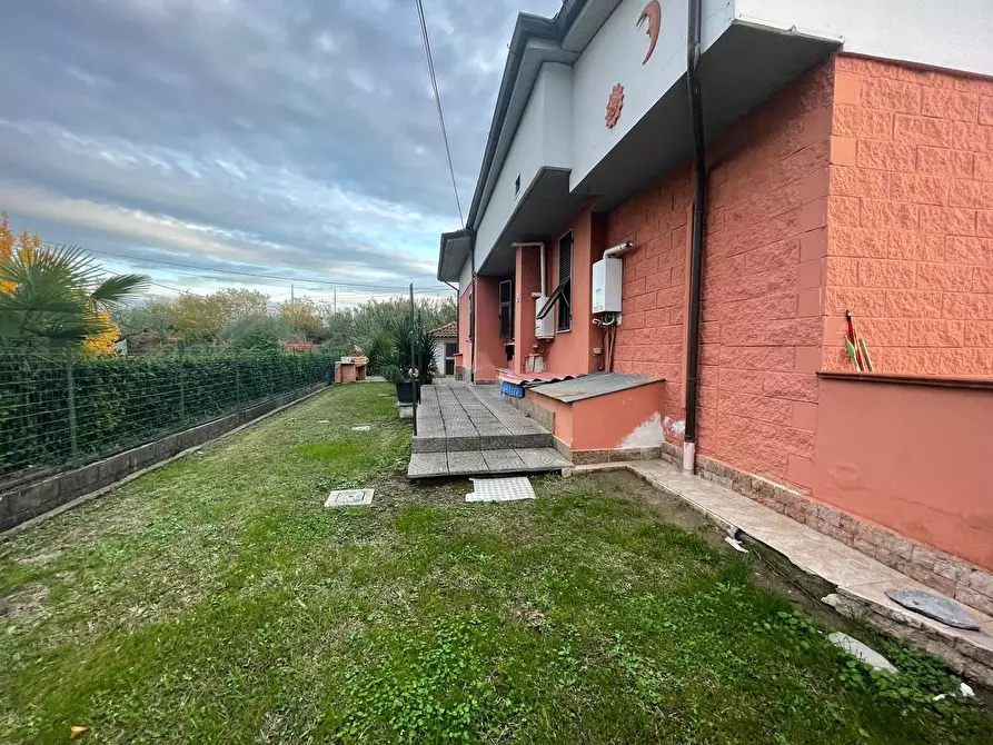 Immagine 4 di Villa in vendita  a Sarzana