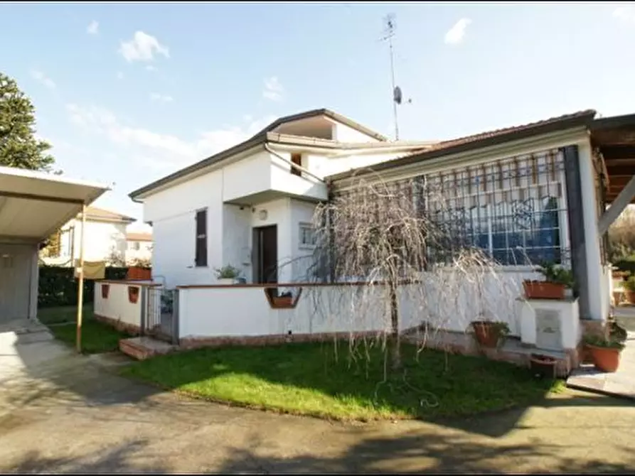 Immagine 3 di Villa in vendita  a Sarzana