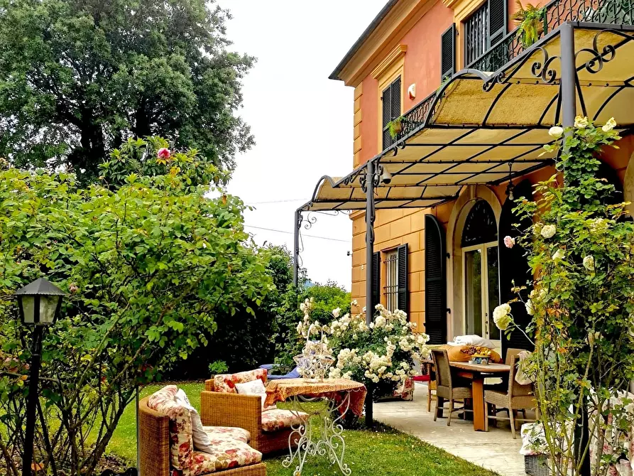 Immagine 1 di Villa in vendita  a Sarzana