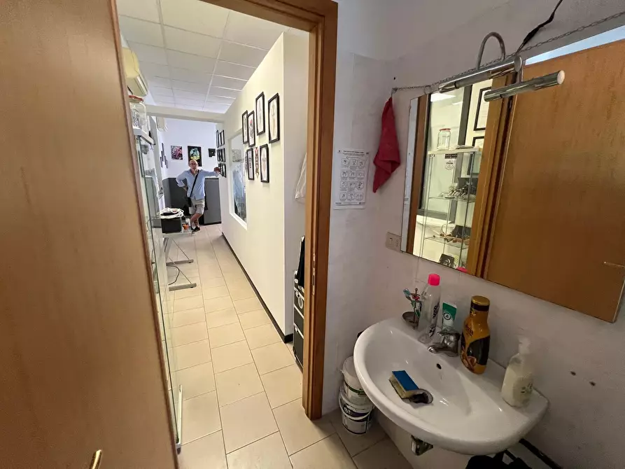 Immagine 11 di Ufficio in vendita  a Sarzana