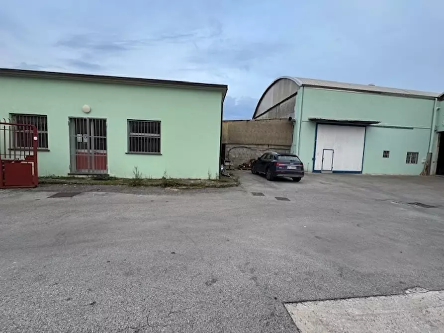 Immagine 12 di Capannone industriale in affitto  in Via degli Oliveti a Massa