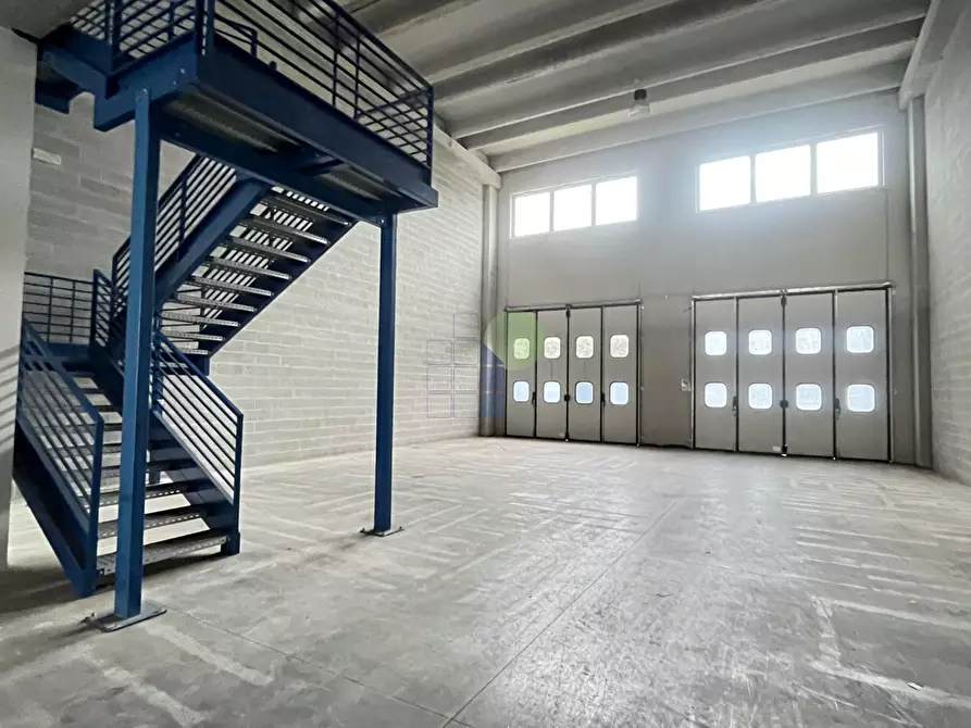 Immagine 12 di Attività artigianale in affitto  in Via Cimarosa 111 a Livorno