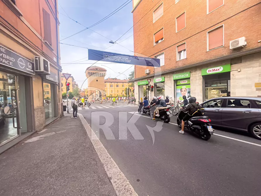 Immagine 12 di Locale commerciale in vendita  in via Castiglione a Bologna