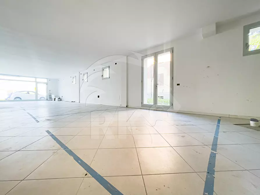 Immagine 10 di Locale commerciale in vendita  in Viale Cinque Martiri 12 a Mirandola