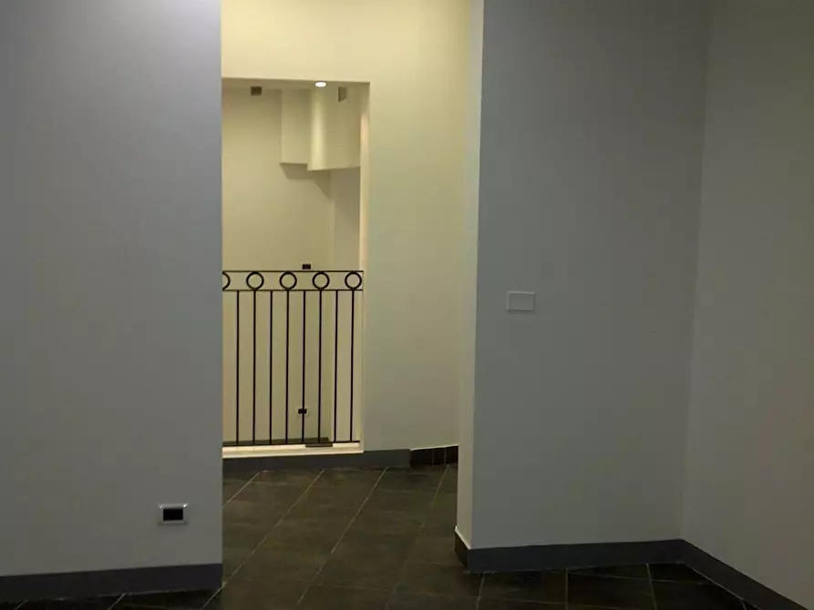 Immagine 8 di Locale commerciale in affitto  in Via Petroni 1/B a Bologna