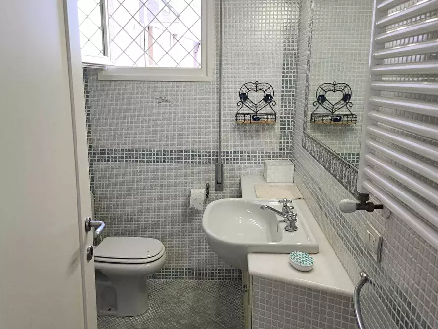 Immagine 32 di Appartamento in vendita  a Viareggio