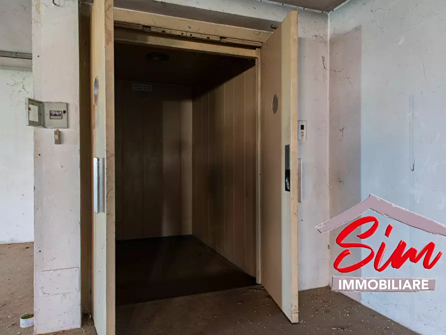 Immagine 12 di Locale commerciale in vendita  in Strada statale 229 del Lago d'Ortatrada provincial sn a Caltignaga