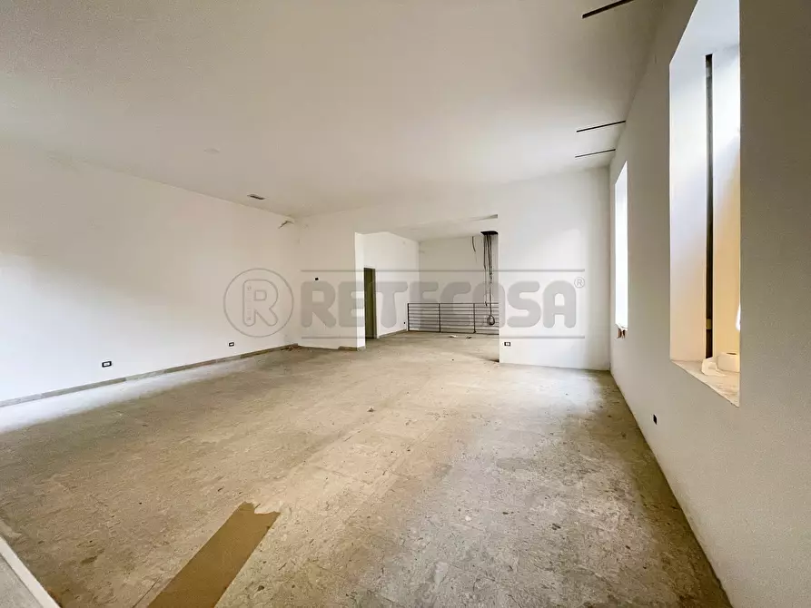 Immagine 16 di Locale commerciale in vendita  in Riviera dei Ponti Romani 13 a Padova