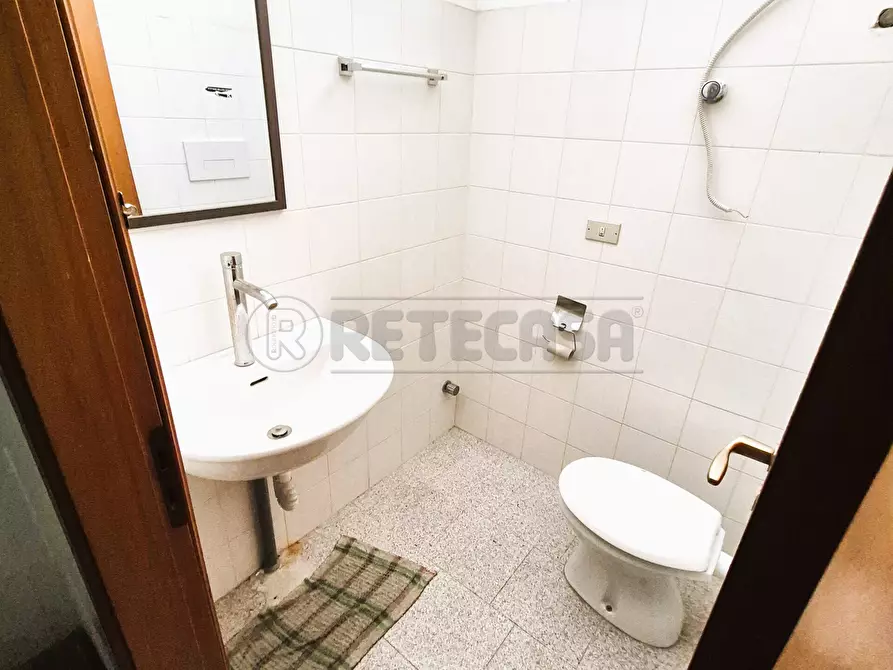 Immagine 9 di Locale commerciale in vendita  a Montesilvano