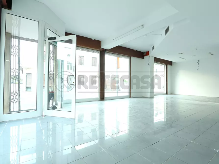 Immagine 5 di Locale commerciale in affitto  in Via Roma 90 a Longare