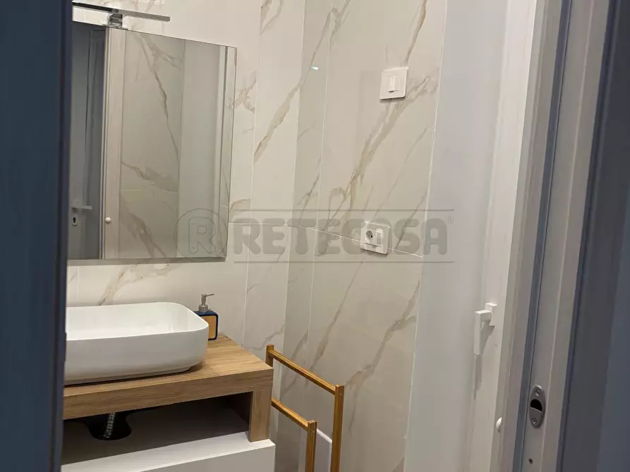 Immagine 8 di Bilocale in affitto  in Via Salvatore Calenda 12 a Salerno