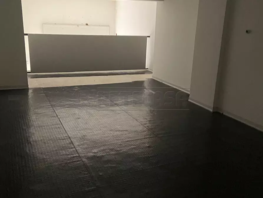 Immagine 13 di Locale commerciale in affitto  in Via Posidonia 96/C a Salerno