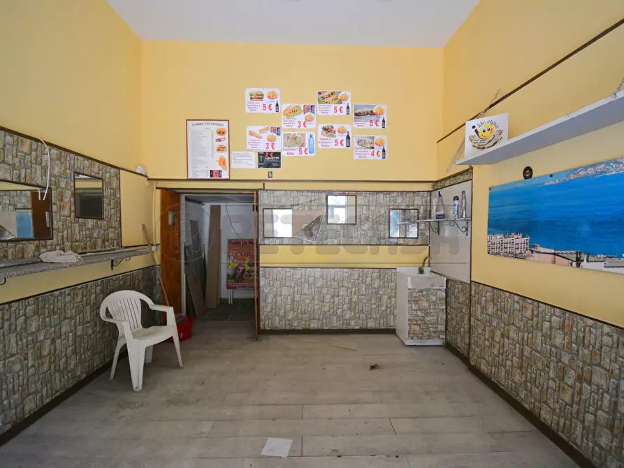 Immagine 5 di Locale commerciale in vendita  in Corso Cavour 164 a Messina
