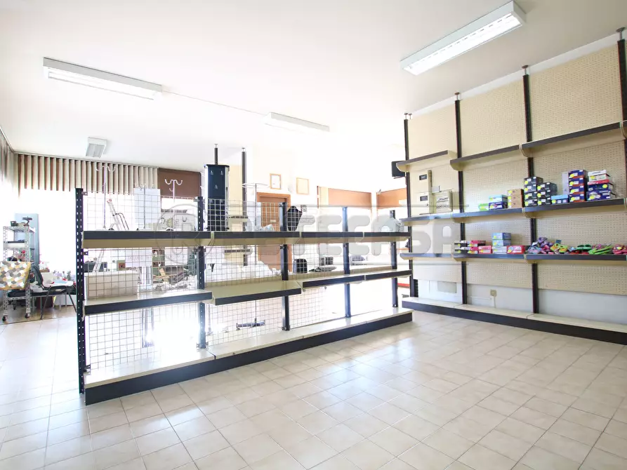 Immagine 7 di Locale commerciale in vendita  in Via Gaetano Salvemini 65 a Vicenza