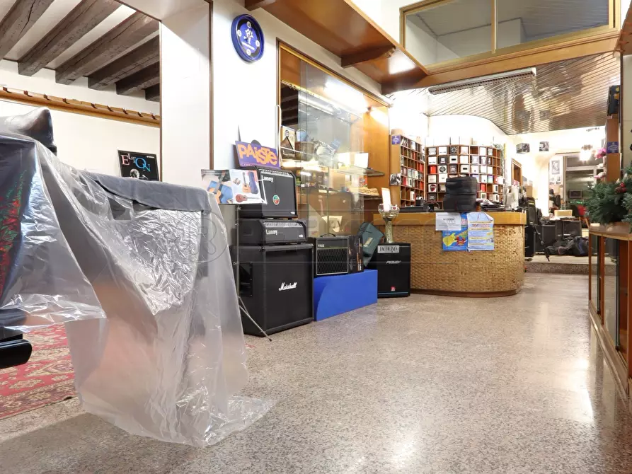 Immagine 10 di Locale commerciale in vendita  in Contrà S.S.Apostoli 35 a Vicenza
