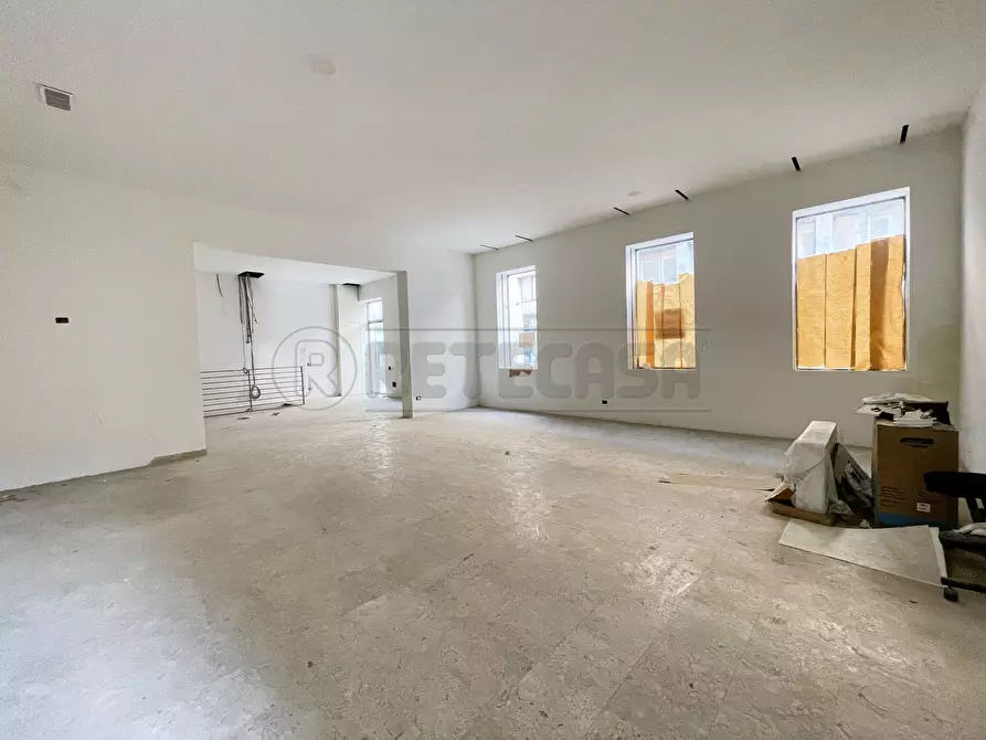 Immagine 14 di Locale commerciale in vendita  in Riviera dei Ponti Romani 13 a Padova