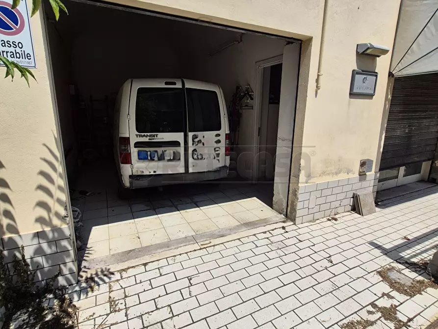 Immagine 2 di Garage in vendita  in Via Luigi Settembrini 9 a Pescara