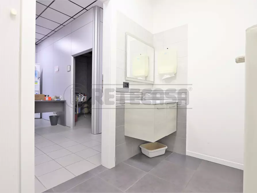 Immagine 42 di Ufficio in affitto  a Vicenza