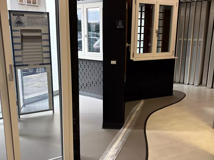 Immagine 7 di Locale commerciale in vendita  in Via Albano 62 a Roma
