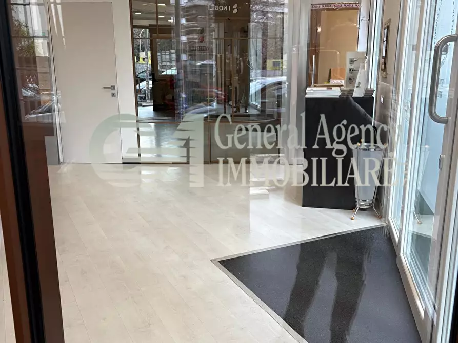 Immagine 13 di Locale commerciale in affitto  in Via Albano 62 a Roma