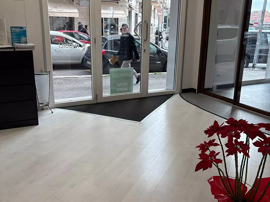 Immagine 15 di Locale commerciale in vendita  in Via Albano 62 a Roma