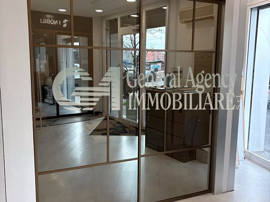 Immagine 21 di Locale commerciale in affitto  in Via Albano 62 a Roma