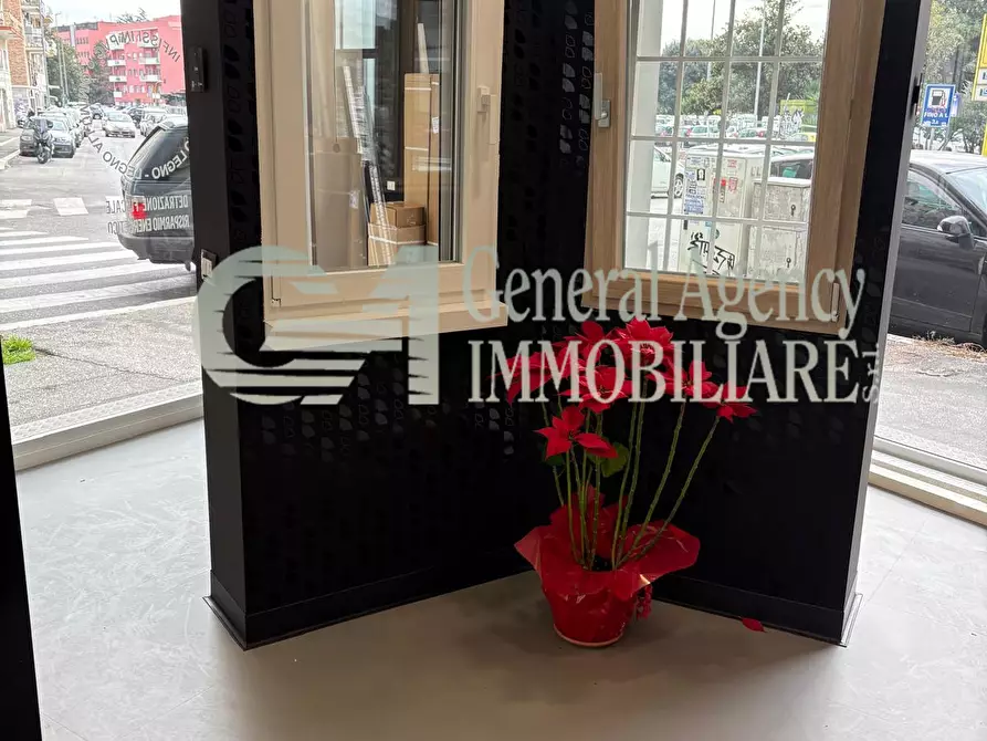 Immagine 6 di Locale commerciale in affitto  in Via Albano 62 a Roma