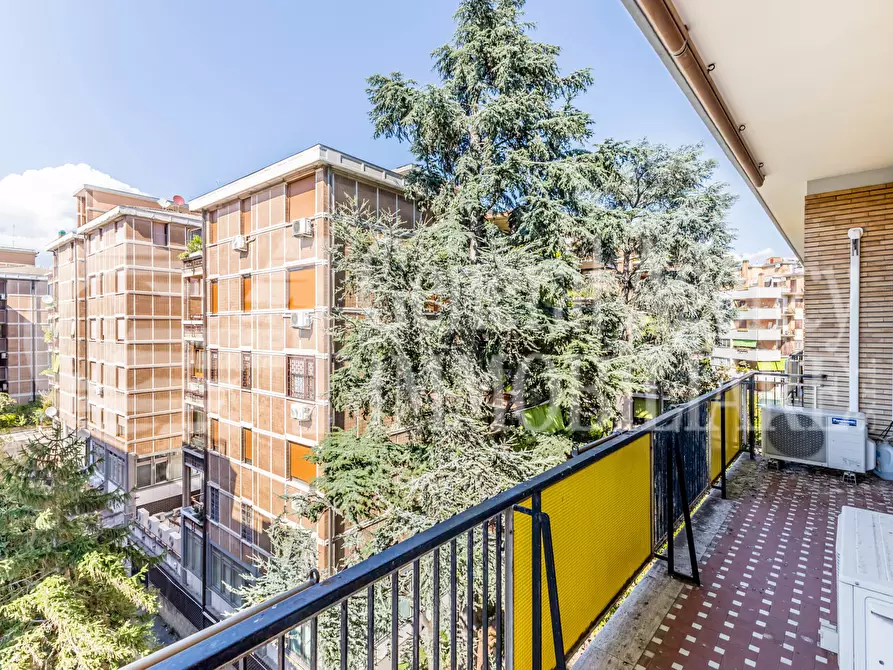 Immagine 3 di Appartamento in vendita  in via guido de ruggiero a Roma