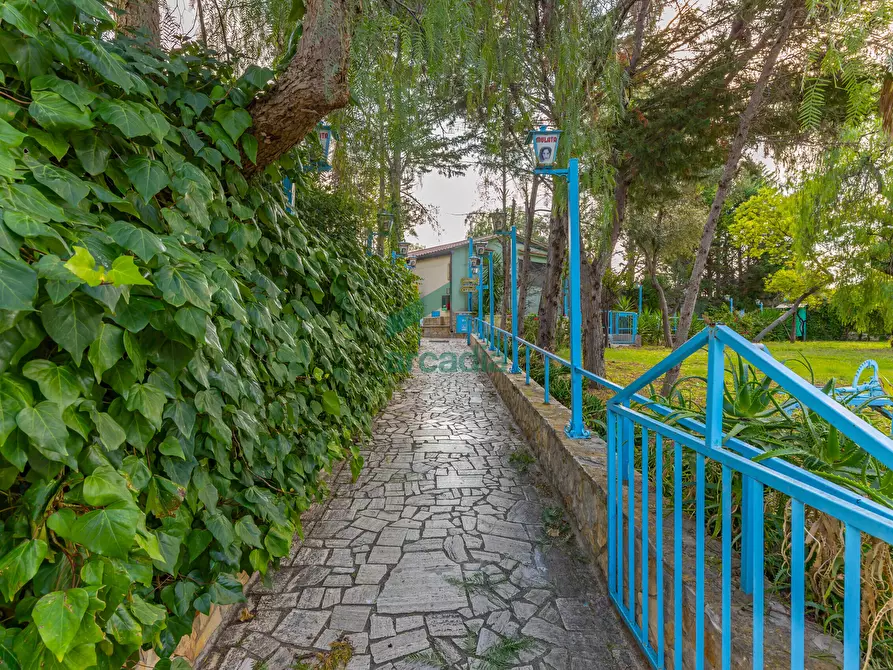 Immagine 17 di Locale commerciale in vendita  in Strada la Grava 16 a Bari