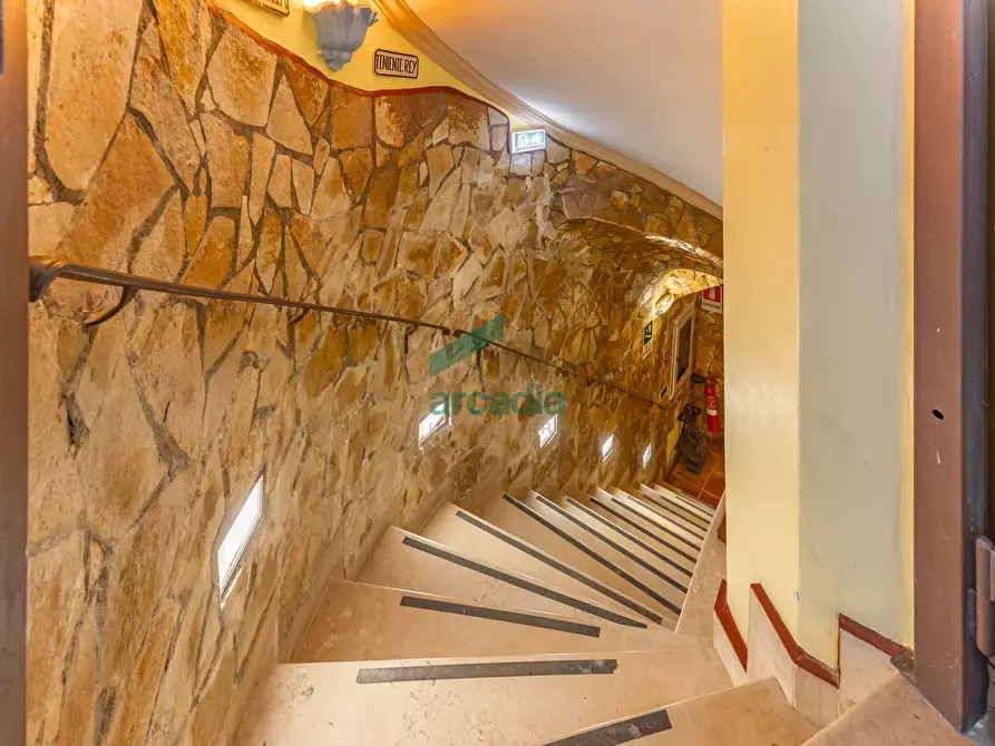 Immagine 2 di Locale commerciale in vendita  in Strada la Grava 16 a Bari