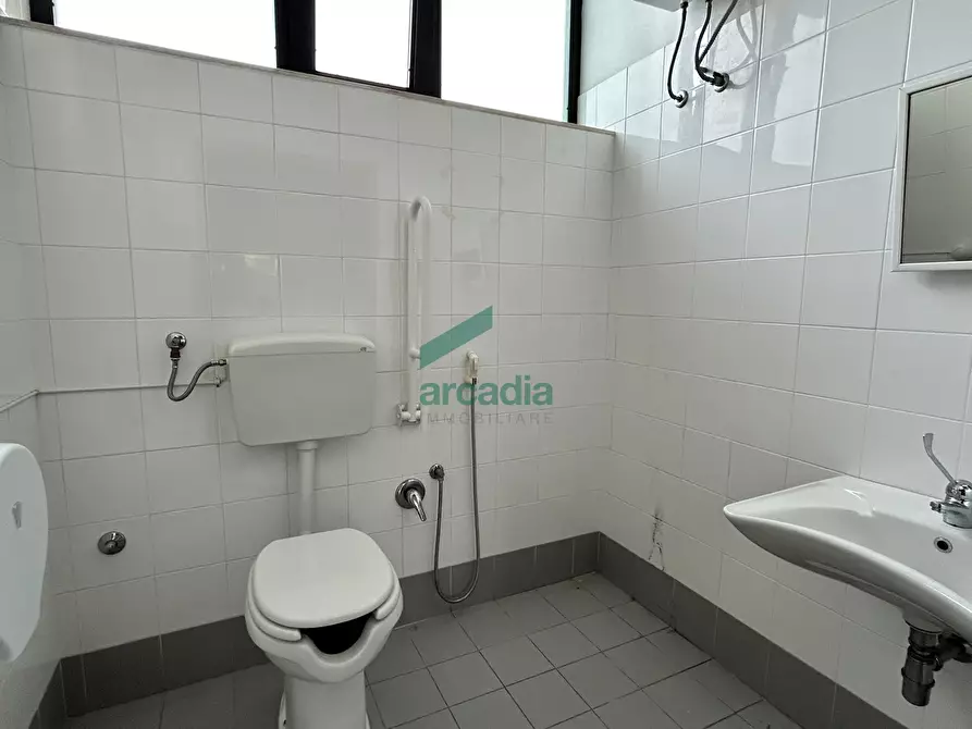 Immagine 14 di Locale commerciale in vendita  in Via Giovanni Amendola 205 a Bari