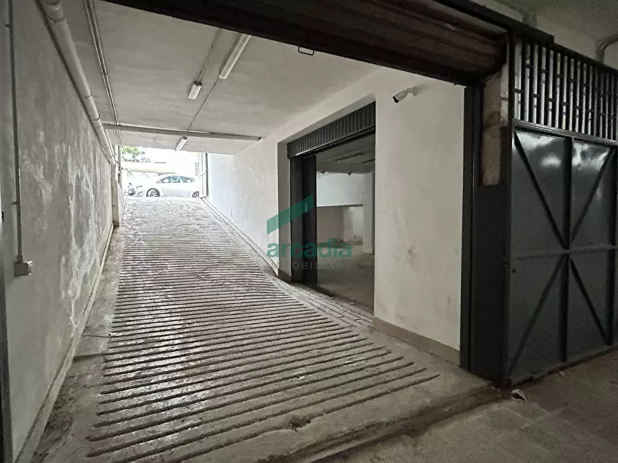 Immagine 2 di Garage in vendita  in Via Monte San Michele 104 a Bari
