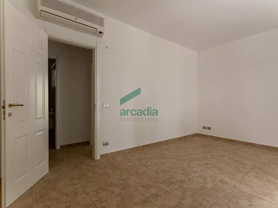 Immagine 25 di Quadrilocale in vendita  in Viale Louis Pasteur 15A a Bari