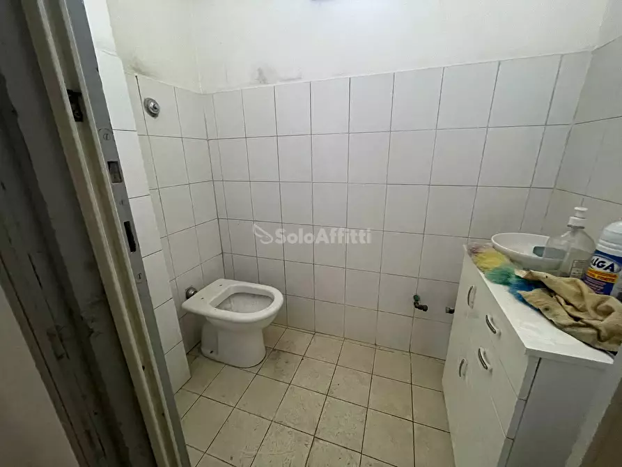 Immagine 9 di Locale commerciale in affitto  in Via Emanuele Campolongo a Maddaloni