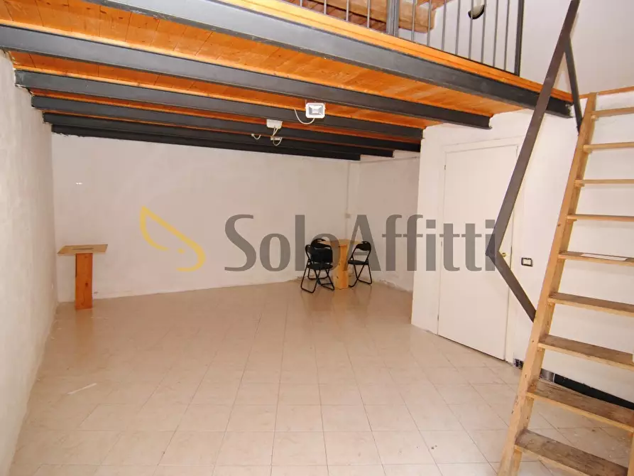 Immagine 8 di Locale commerciale in affitto  a Livorno