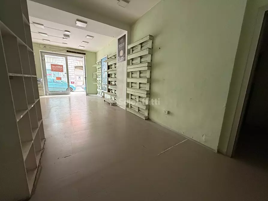 Immagine 4 di Locale commerciale in affitto  in Via Renato de Martino 4 a Caserta