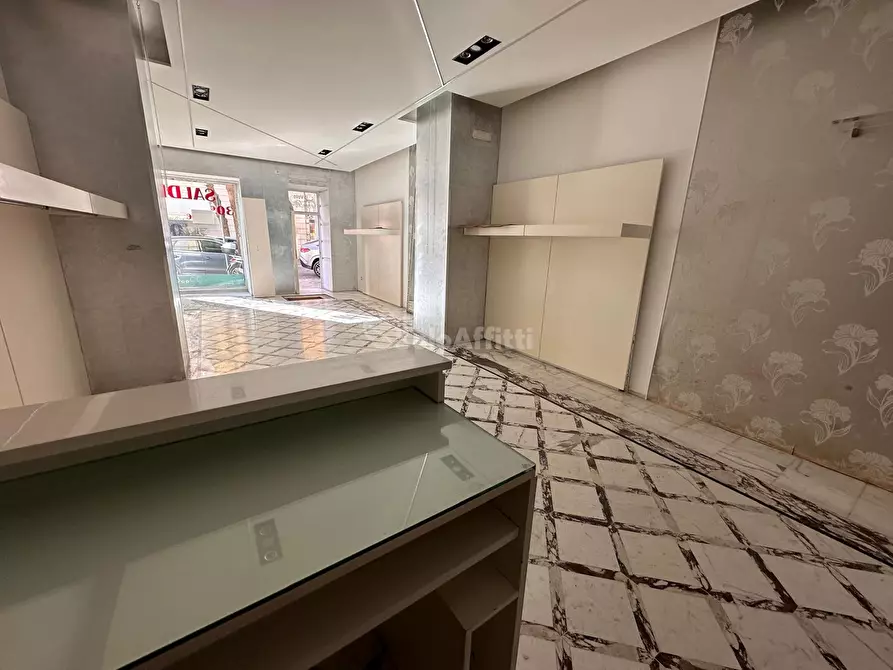 Immagine 10 di Locale commerciale in affitto  in Corso Trieste 189 a Caserta