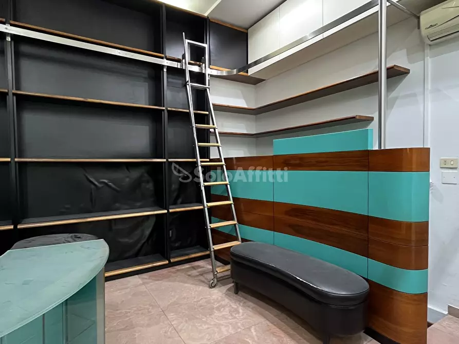 Immagine 11 di Locale commerciale in affitto  in Via Pretoria a Potenza