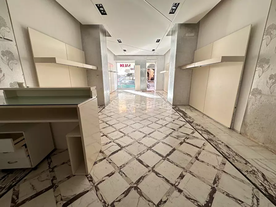 Immagine 12 di Locale commerciale in affitto  in Corso Trieste 189 a Caserta