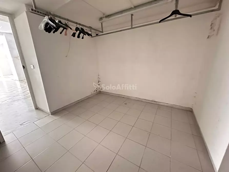 Immagine 13 di Locale commerciale in affitto  in Corso Trieste 189 a Caserta