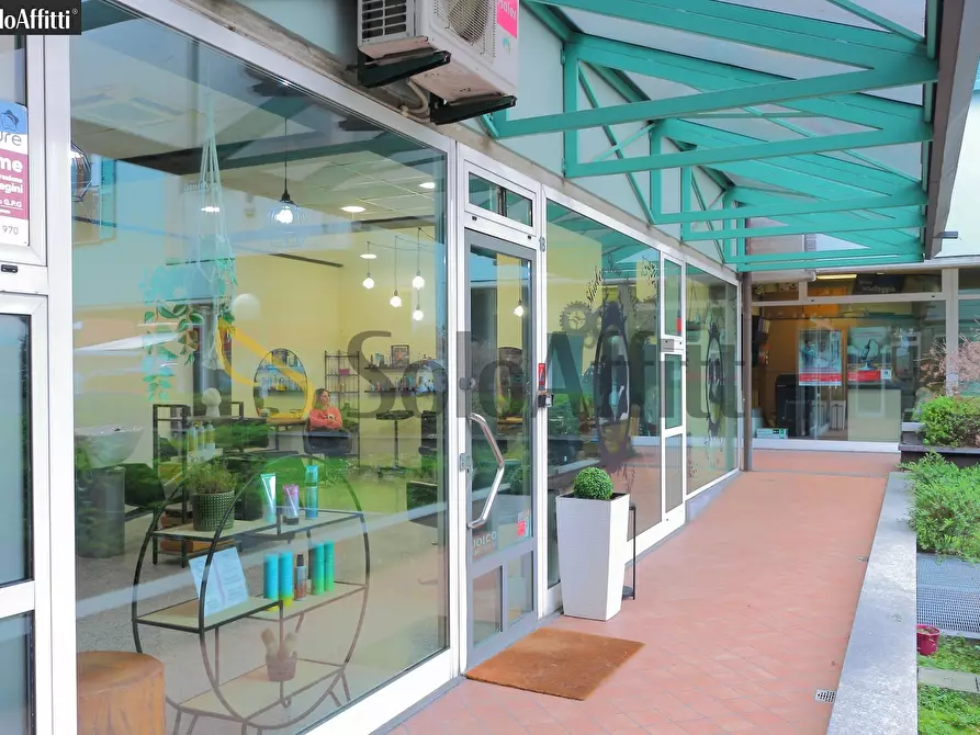 Immagine 12 di Locale commerciale in affitto  in Via G. Garibaldi 184 a Desio