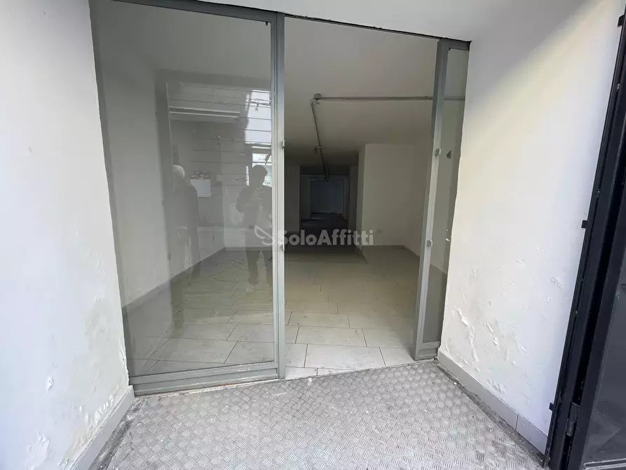 Immagine 10 di Locale commerciale in affitto  in Via Generale Alberto Pollio 10 a Caserta