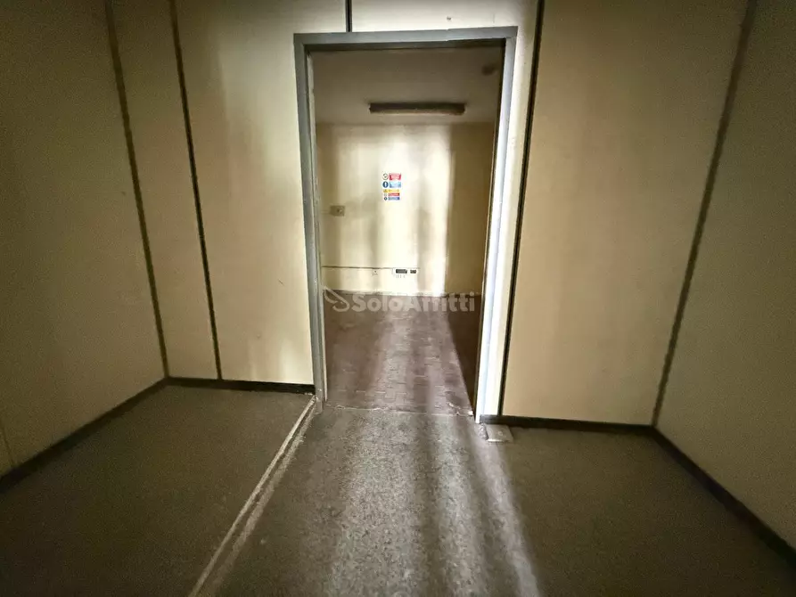 Immagine 8 di Locale commerciale in affitto  in Via Giulio Antonio Acquaviva 36a a Caserta