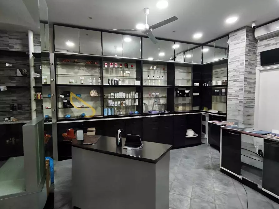 Immagine 2 di Locale commerciale in affitto  in Via Pietro Francesco Guala 112/A a Torino