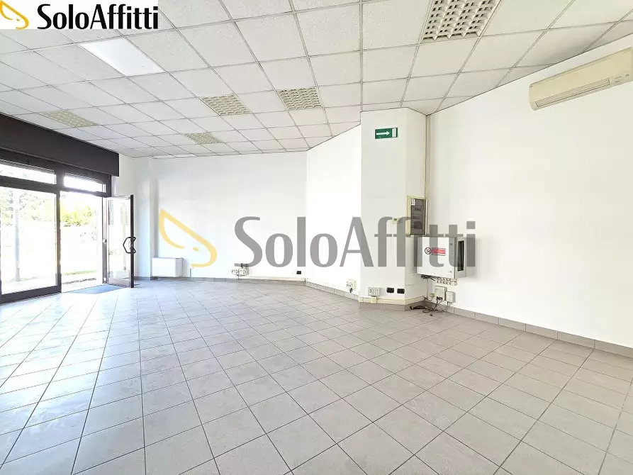 Immagine 4 di Locale commerciale in affitto  in Piazzale Colonnello Ubaldo Panceri 1 a Varedo