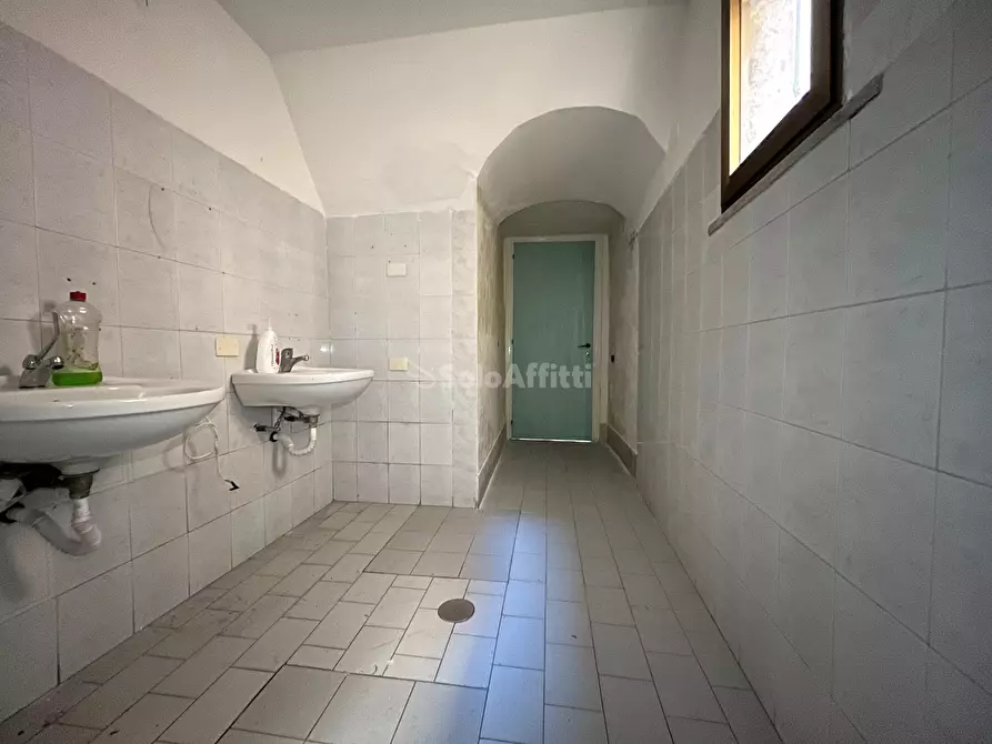 Immagine 12 di Locale commerciale in affitto  a Catanzaro