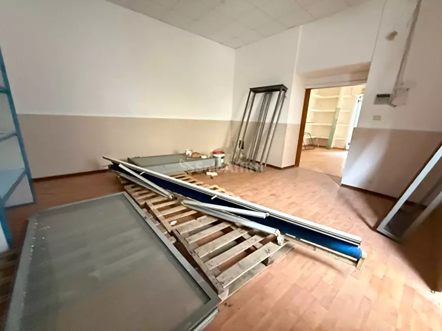 Immagine 11 di Locale commerciale in affitto  in Via Giulio Antonio Acquaviva 226 a Caserta