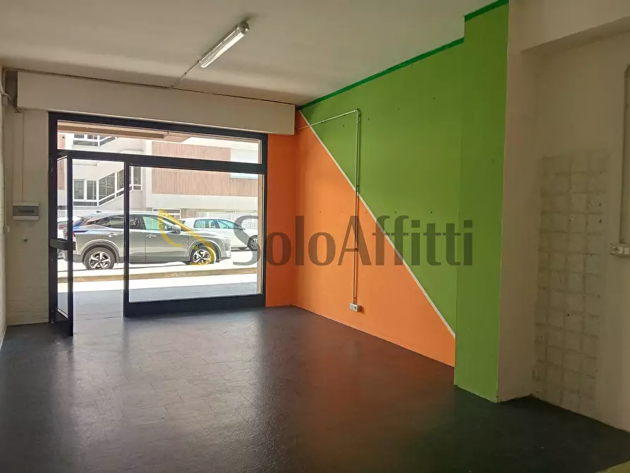 Immagine 4 di Locale commerciale in affitto  a Falconara Marittima